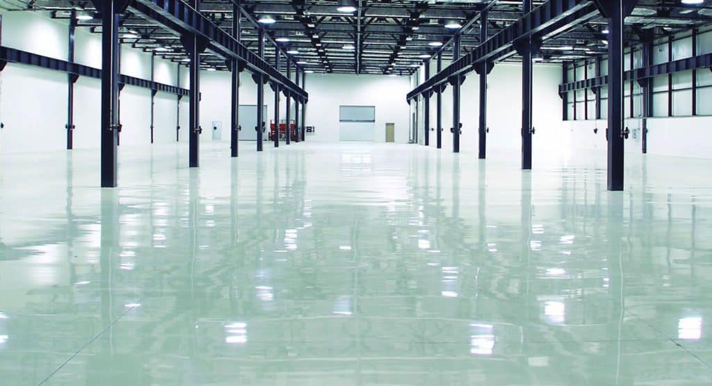 Vista de bodega con piso de resina